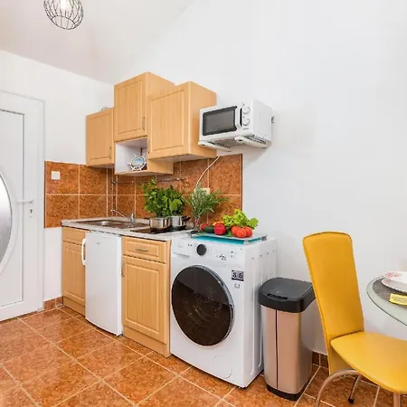 Apartment Fuer 3 Personen Ca 28 Qm In Medulin, Istrien Suedkueste Von Istrien *